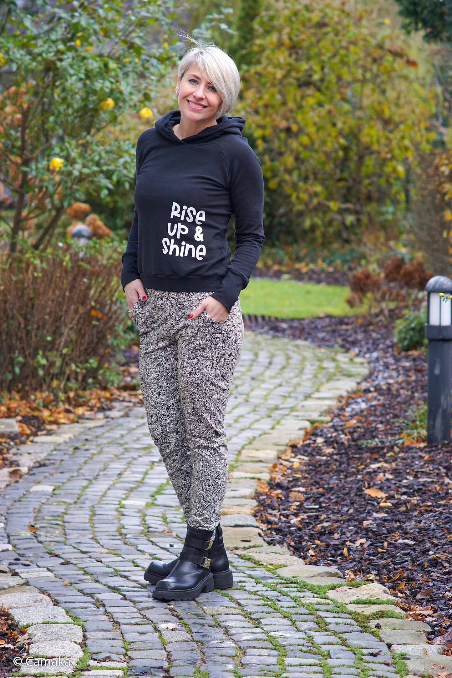 Sweatstoff Eike in uni schwarz als Hoodie vernäht