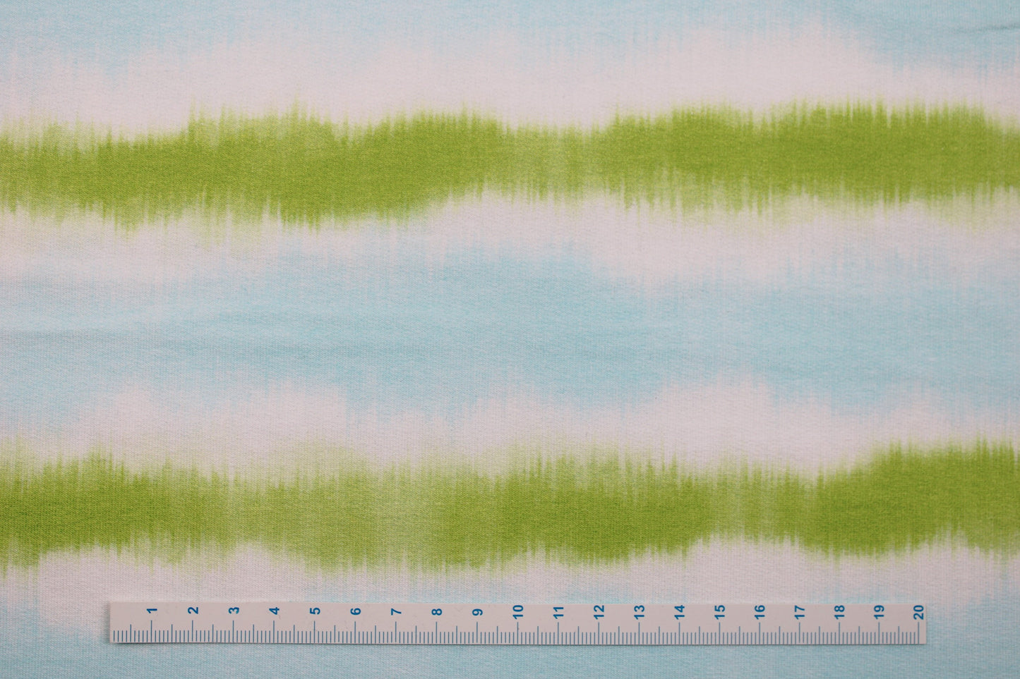 Sweatstoff mit Batikstreifen in hellblau, hellgrün und weiß Maßstab