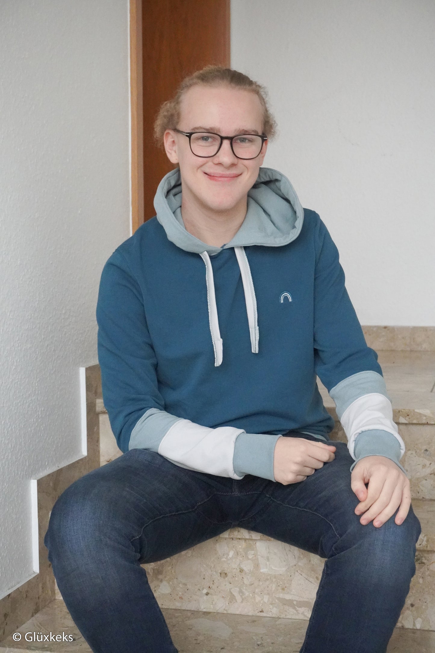 Unifarbener Sweatstoff Eike in petrol al Kapuzenpulli vernäht
