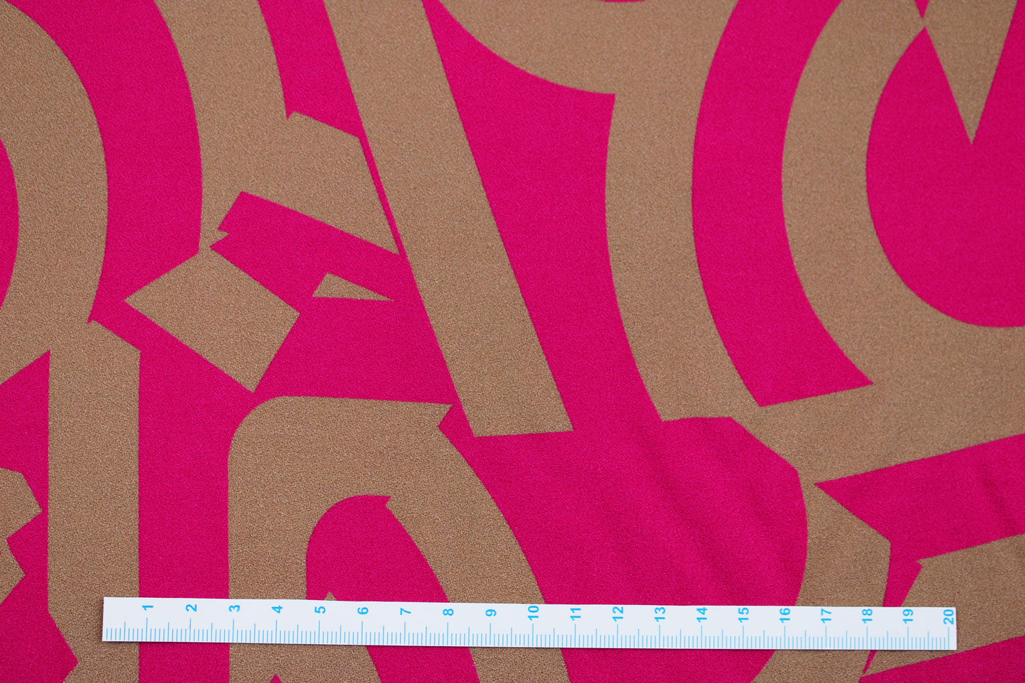 Viskosecrepe mit abstraktem Muster in pink-beige Maßstab