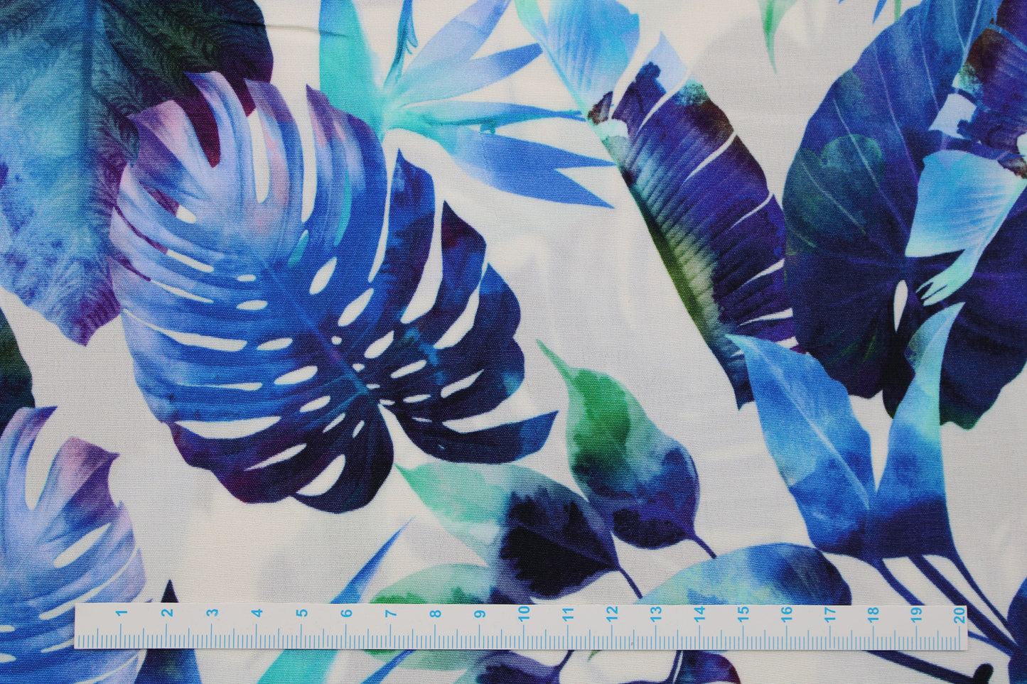 Weißer Viskoscrepe mit Blättermuster in Blautönen Maßstab