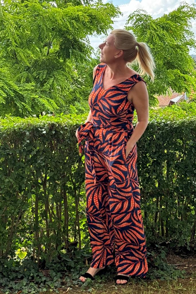 Leichter Viskosecrepe mit großem Blättermuster in dunkelblau und orange als Jumpsuit vernäht
