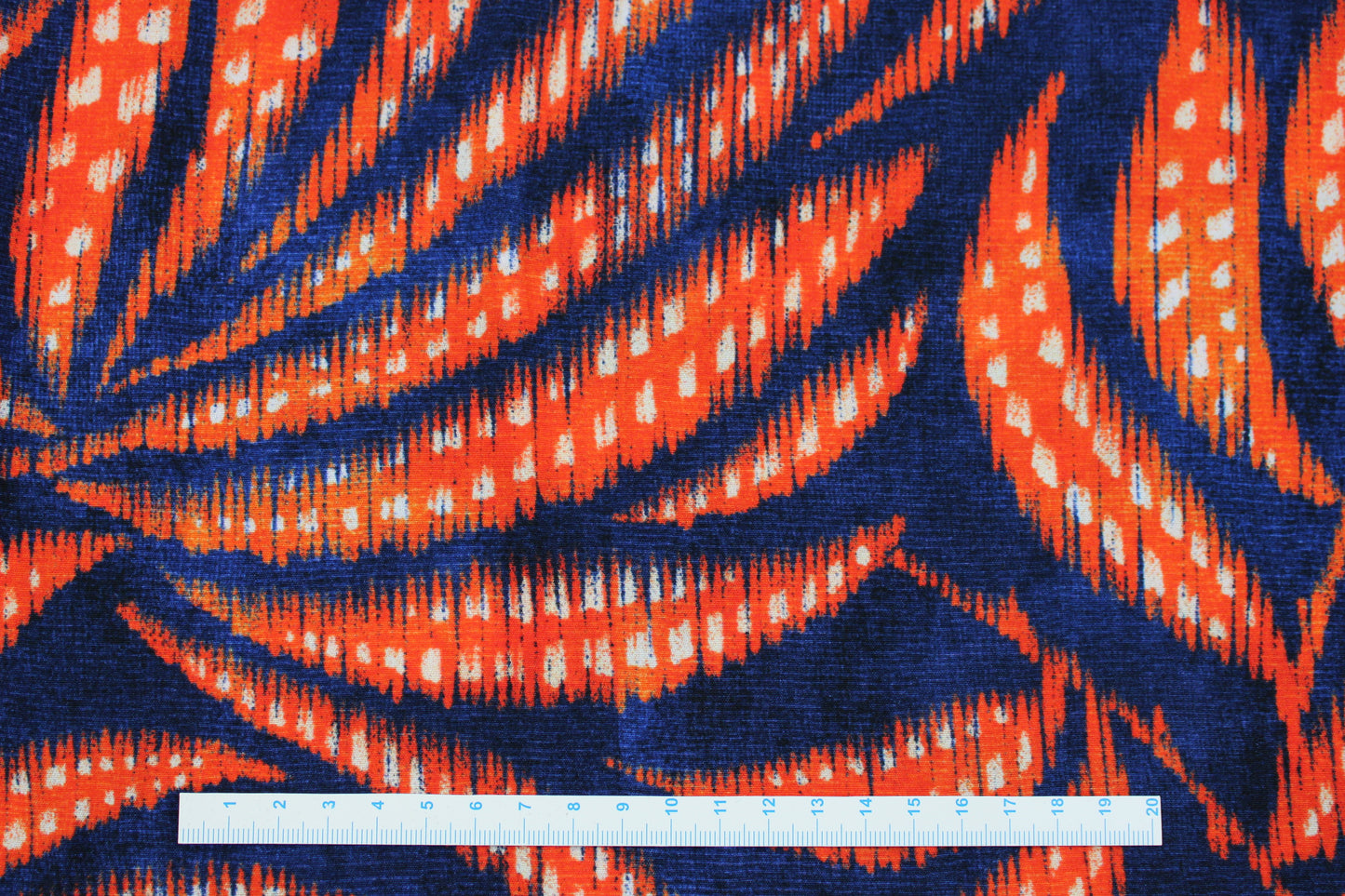 Leichter Viskosecrepe mit großem Blättermuster in dunkelblau und orange Maßstab