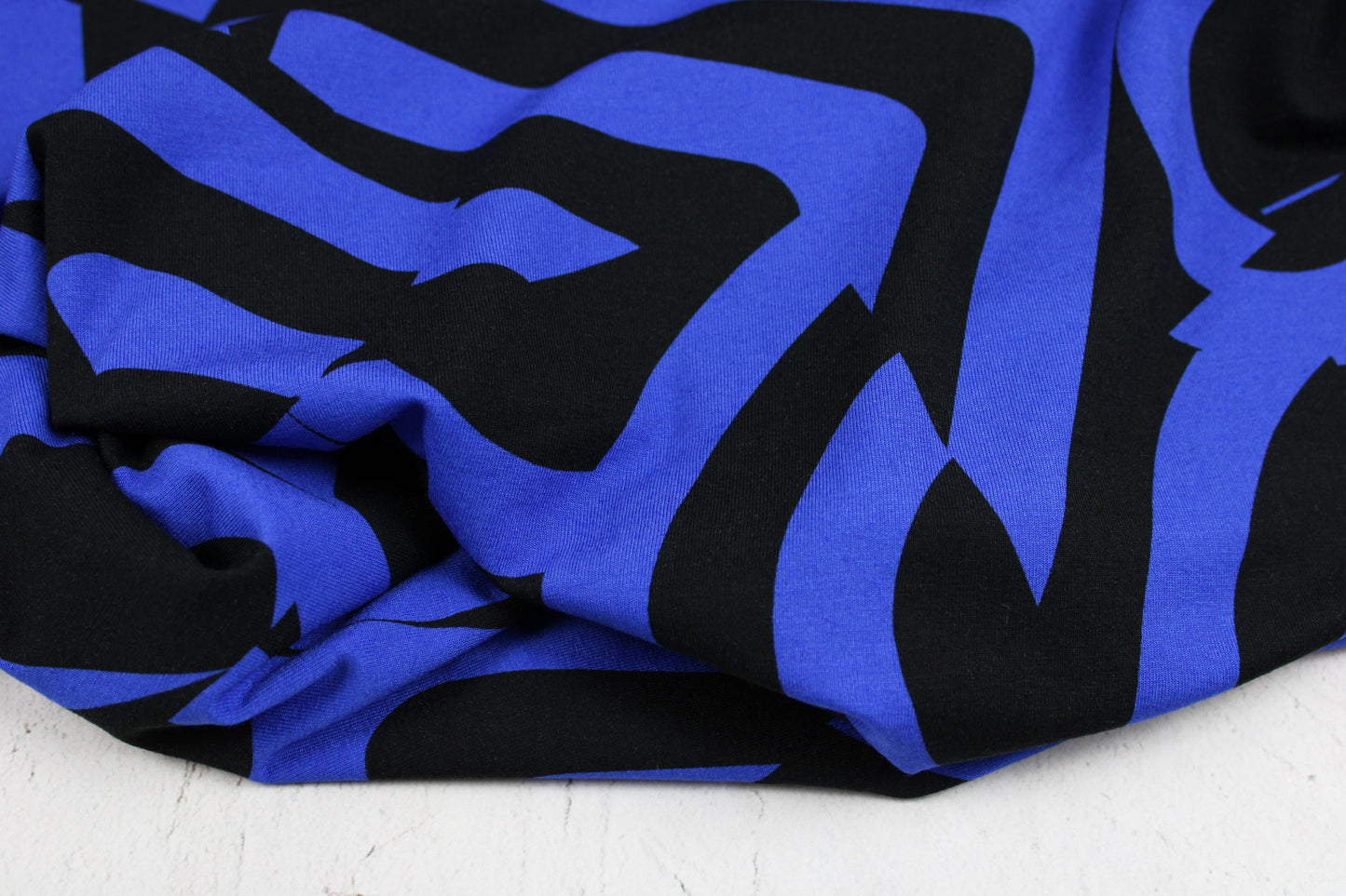 Viskosejersey mit abstraktem Muster in schwarz-königsblau