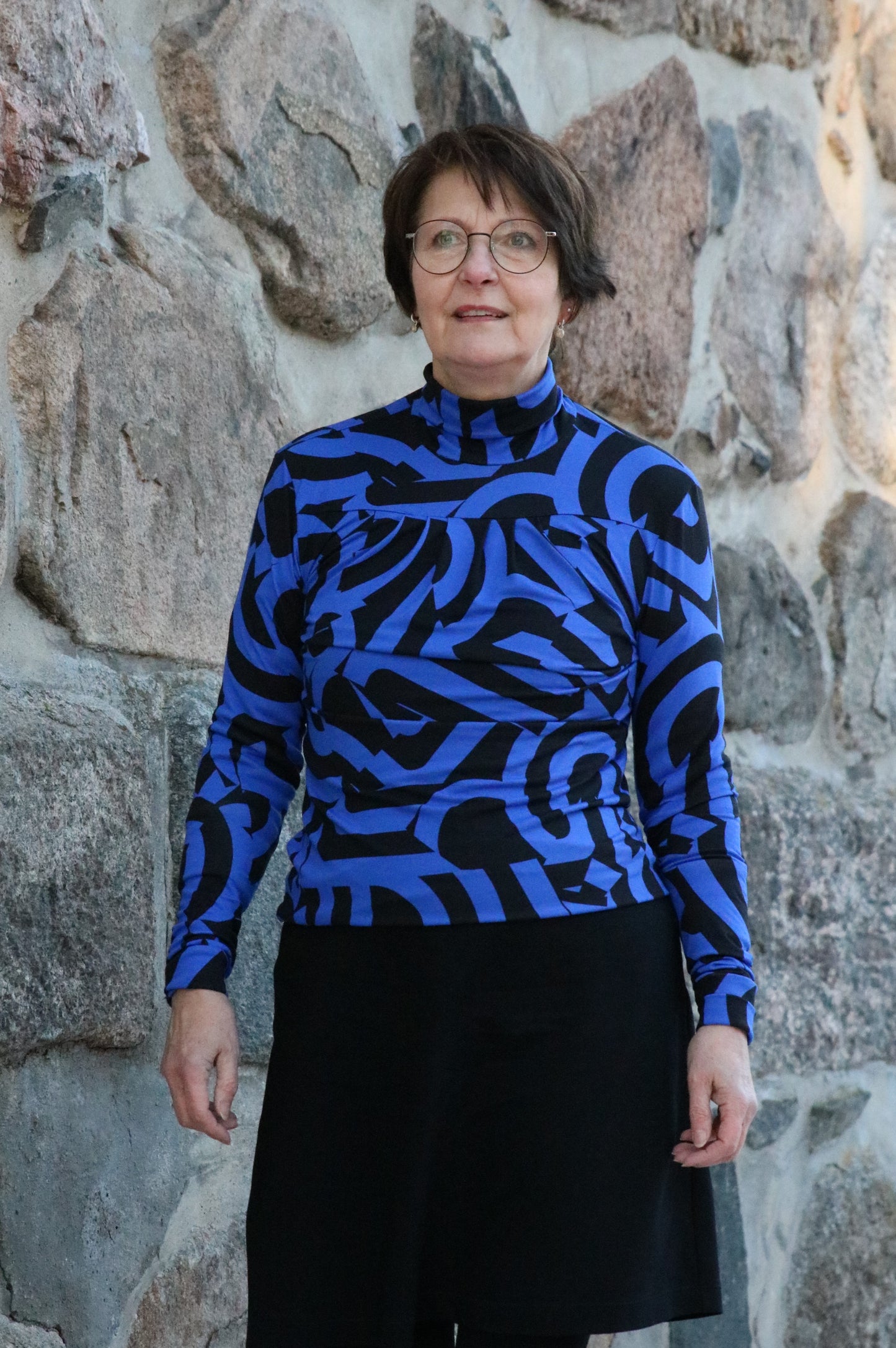 Viskosejersey mit abstraktem Muster in schwarz-königsblau als Shirt vernäht