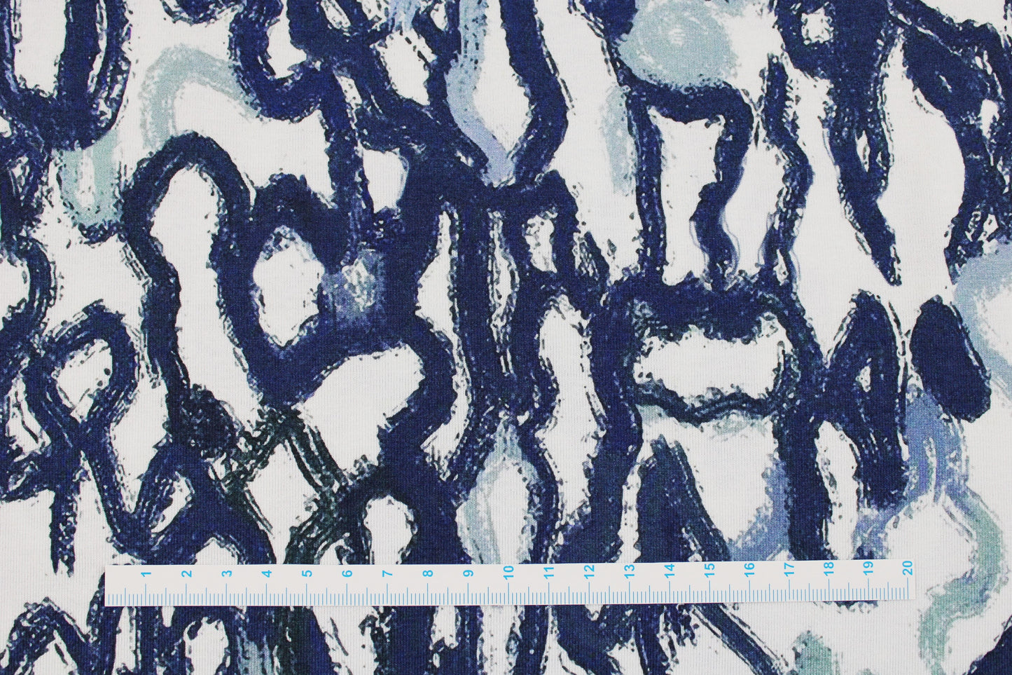 Viskosejersey mit abstrakten Linien in Blau auf weißem Grund Maßstab