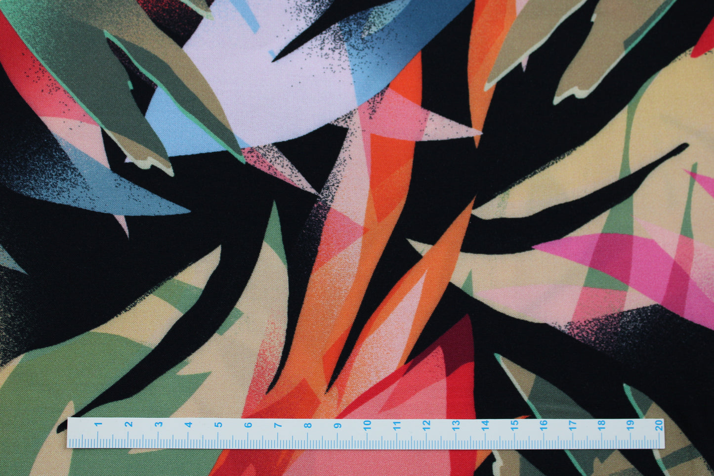Schwarzer Vskosestoff mit buntem Blättermotiv Maßstab