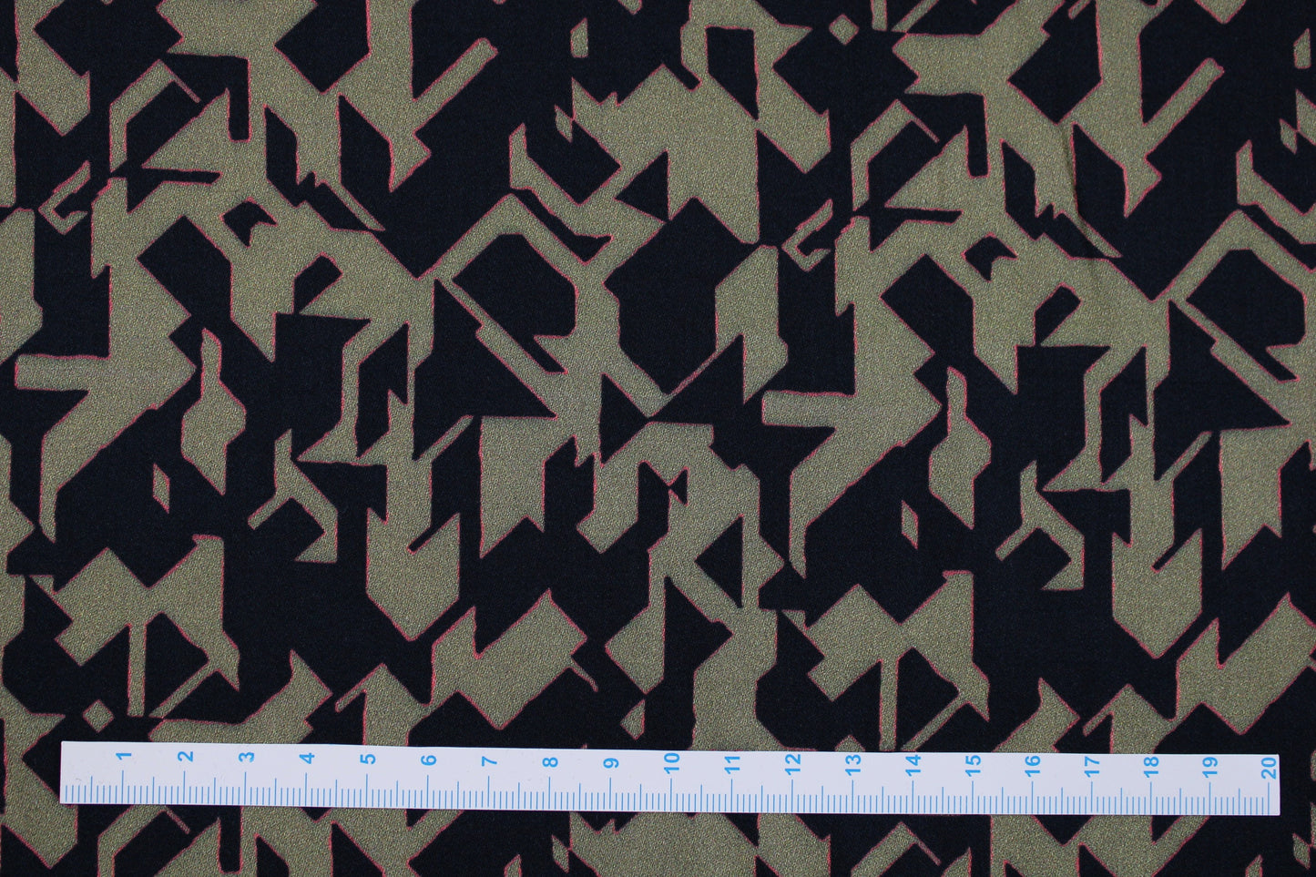 Blusenstoff in schwarz-oliv mit pinknen Linien durchzogen Maßstab