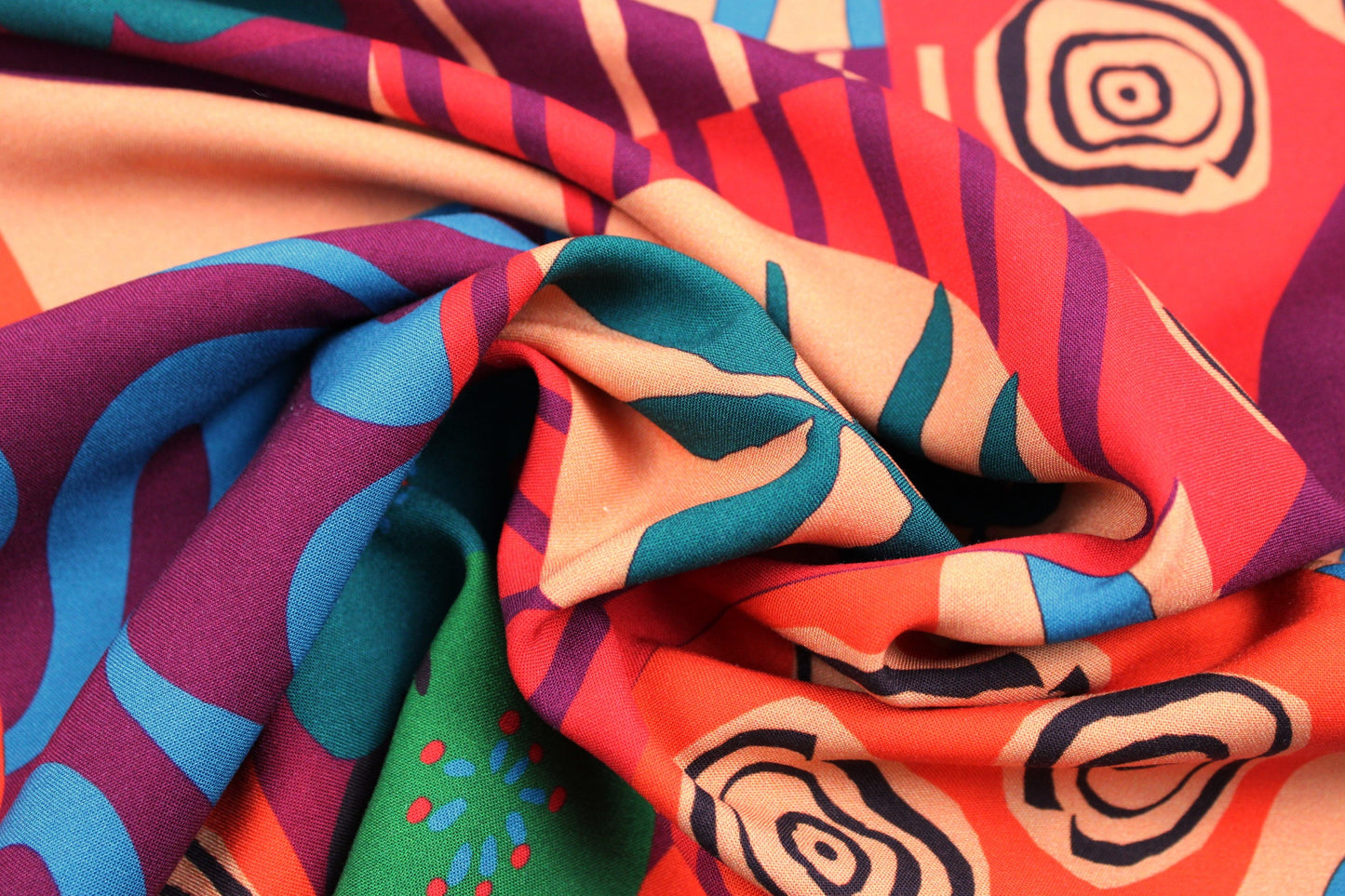Weicher Viskosestoff mit rotem Patchworkprint gedreht