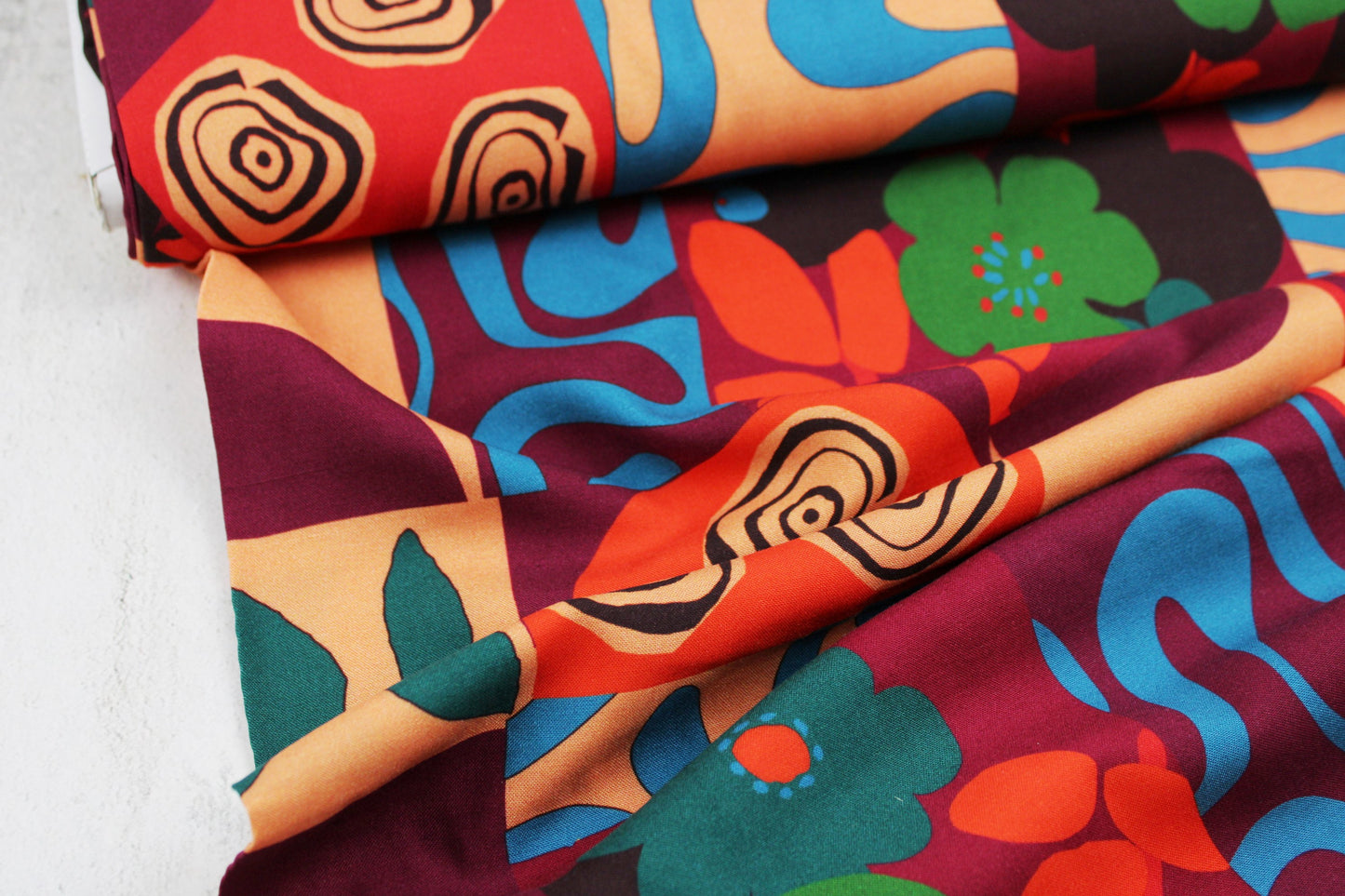 Weicher Viskosestoff mit rotem Patchworkprint Ballenansicht