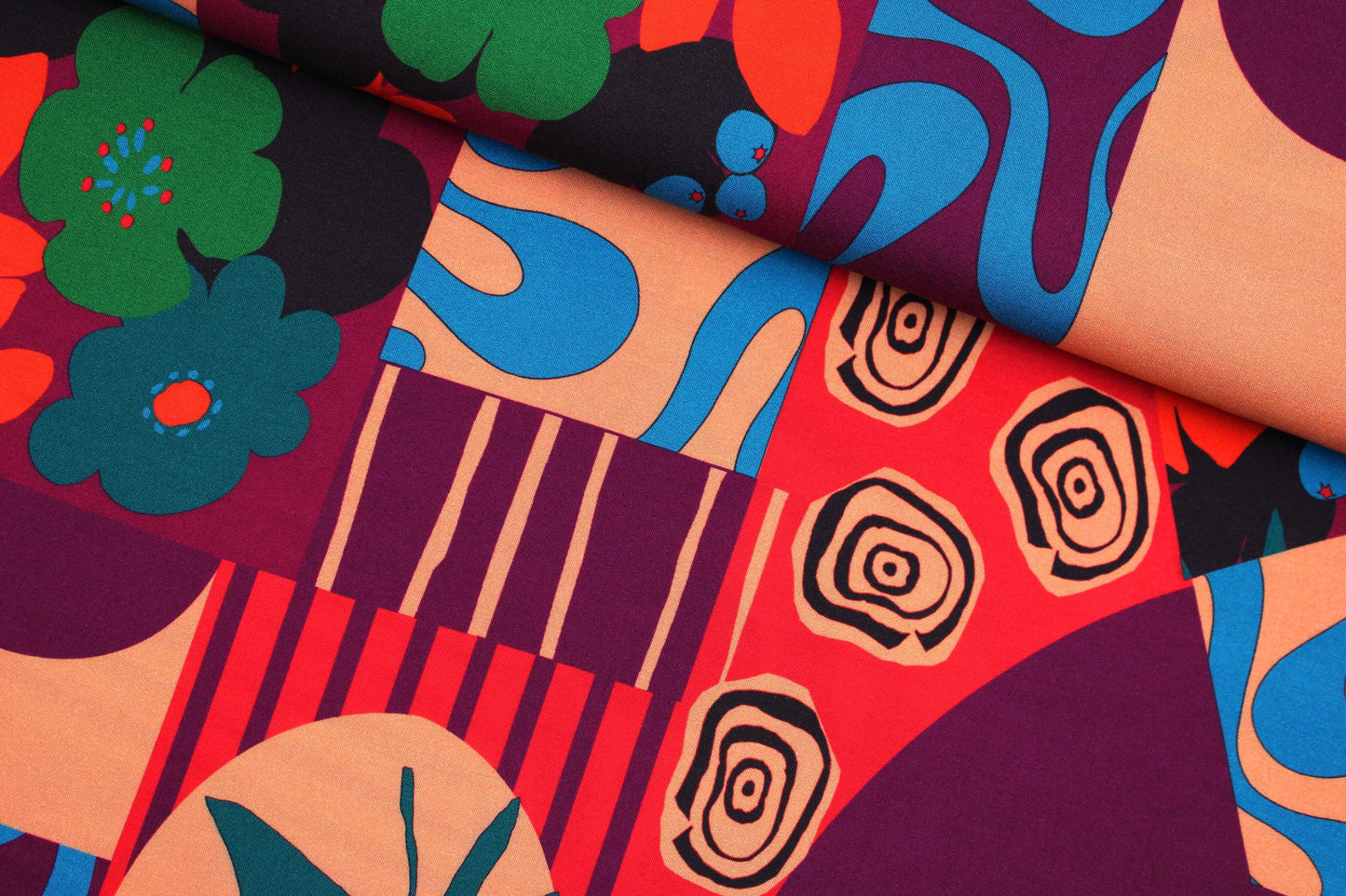 Weicher Viskosestoff mit rotem Patchworkprint quer