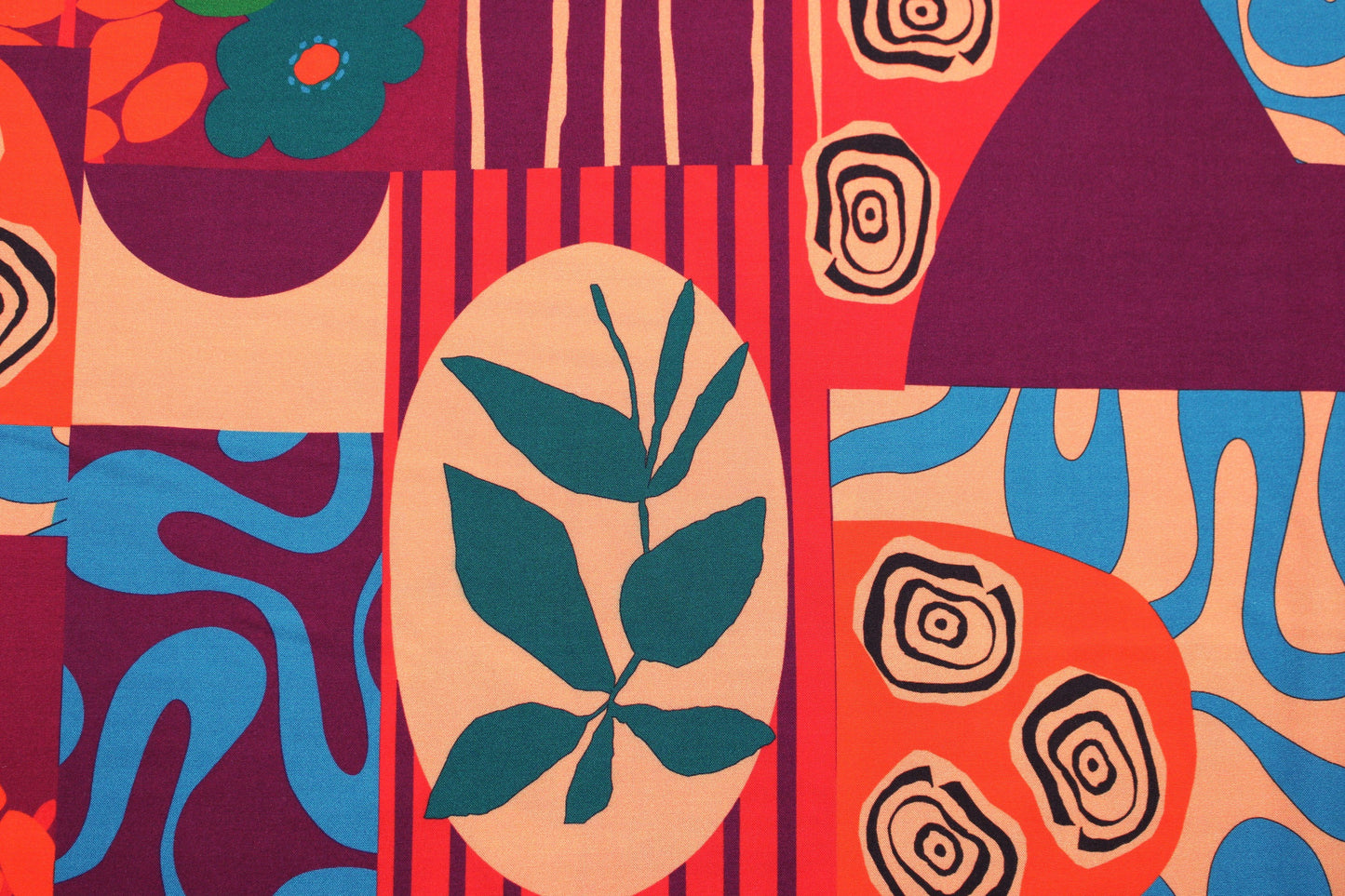 Weicher Viskosestoff mit rotem Patchworkprint Detailansicht