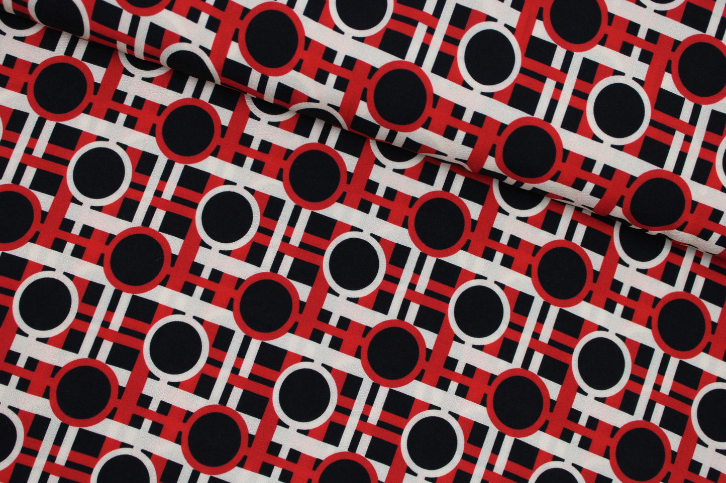 Viskosestoff mit Retromuster in rot-schwarz-beige quer