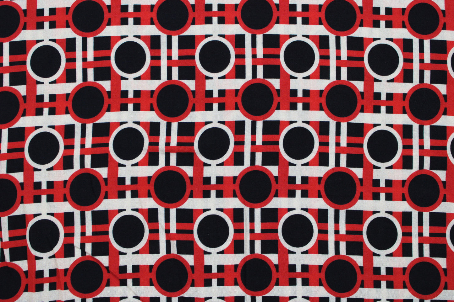 Viskosestoff mit Retromuster in rot-schwarz-beige Detailansicht