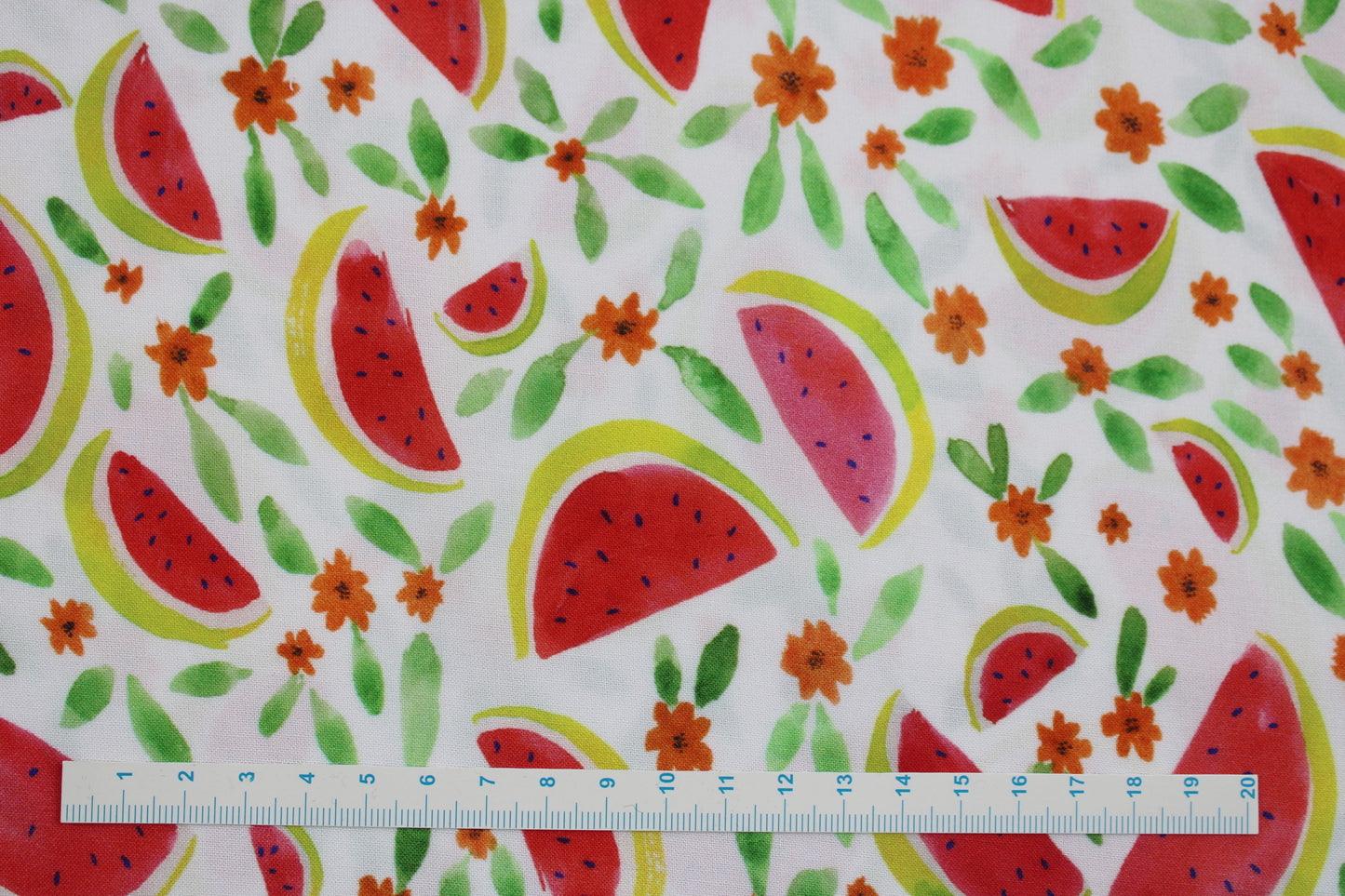 Sommerlicher Viskosestoff mit Wassermelonen Maßstab