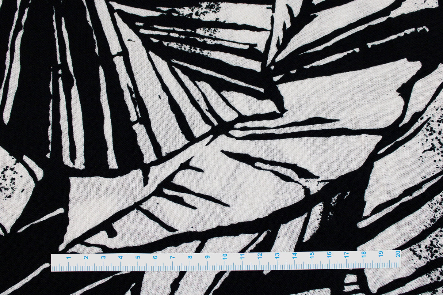 Viskosestoff mit Blättermuster und Leinenstruktur in Schwarz und Wollweiß Maßstab