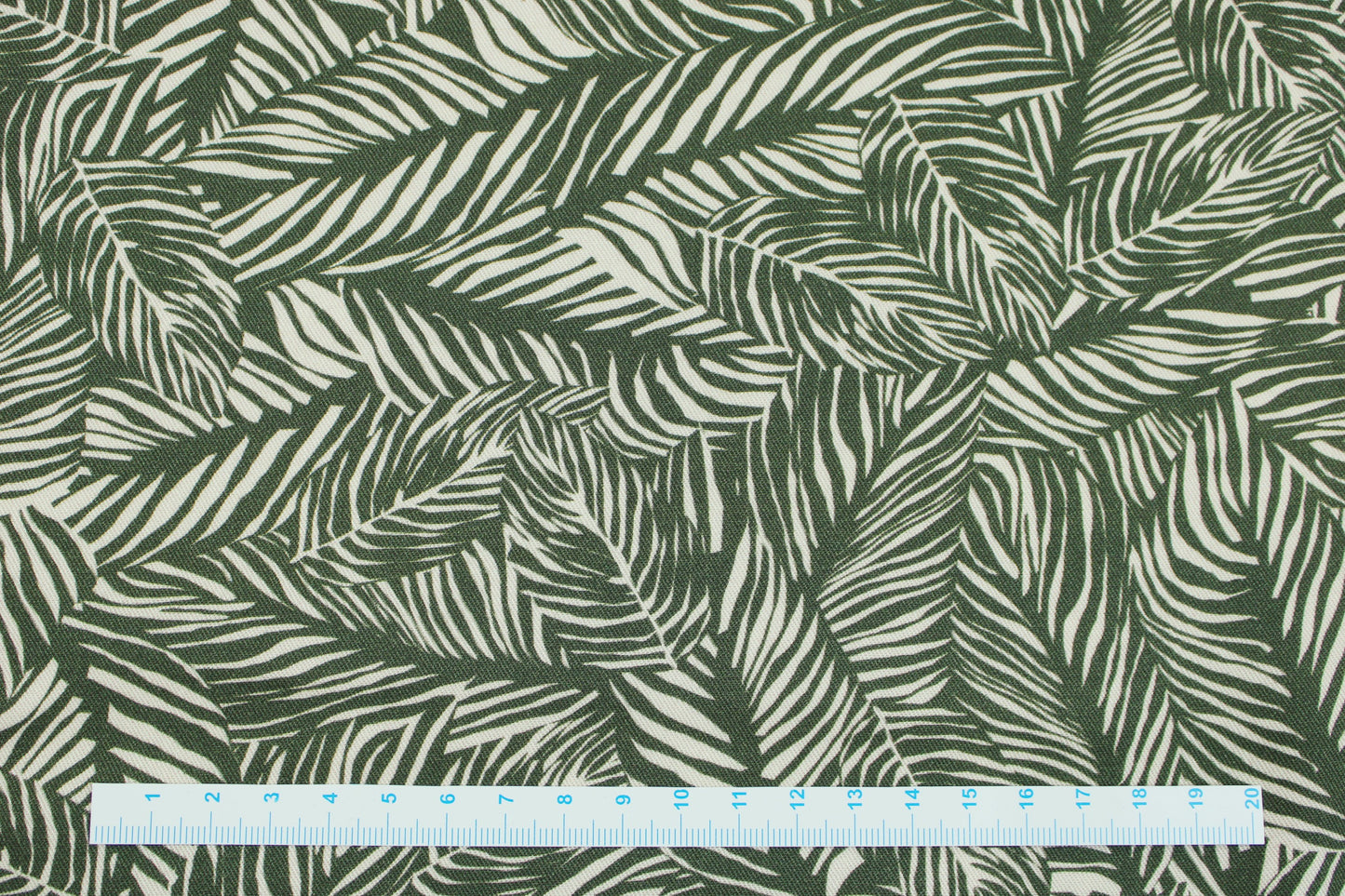 Viskosestoff von Light & Lush mit Blätterprint in Oliv und Ecru Maßstab