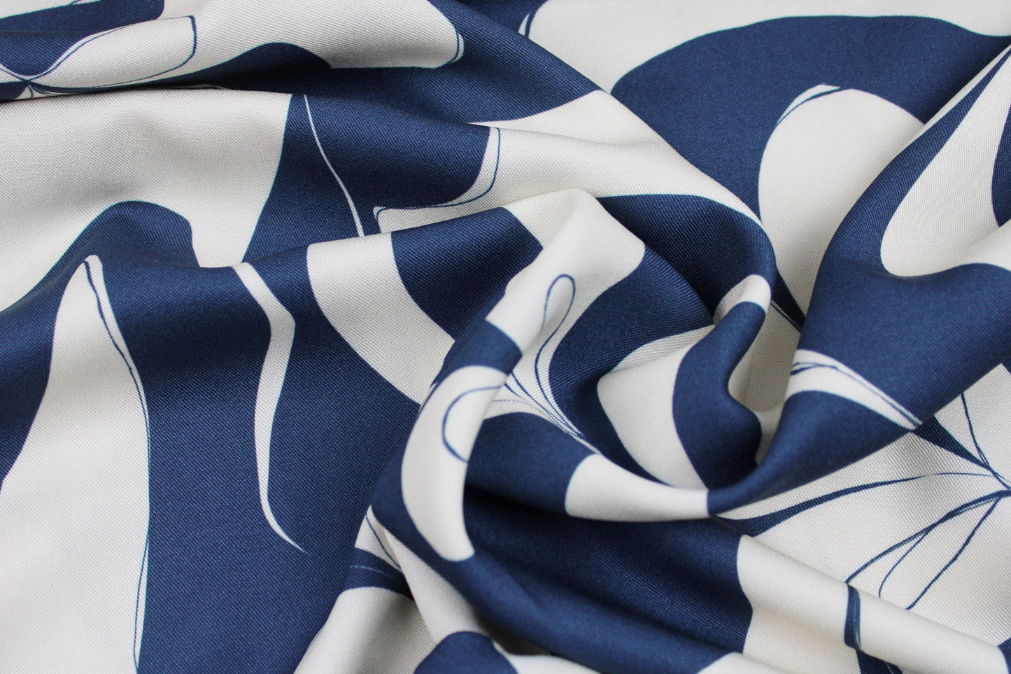 Viskosestoff mit floralem Muster in blau/ecru von Light & Lush gedreht