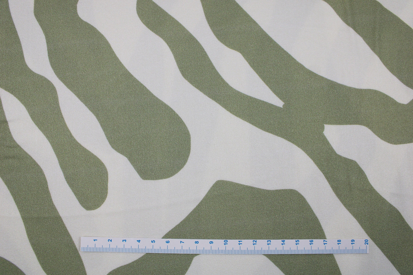 Viskosestoff mit abstrakten Linien in Ecru und Lindgrün von Light & Lush Maßstab