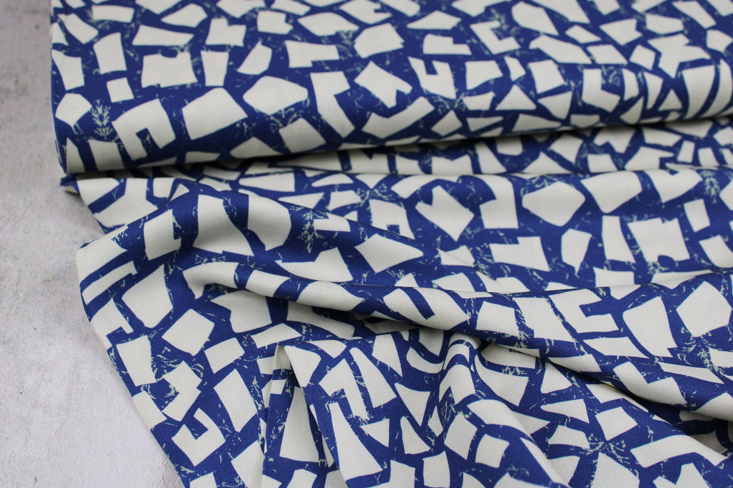 Viskosestoff mit abstraktem Muster in blau/ecru von Light & Lush Ballenansicht