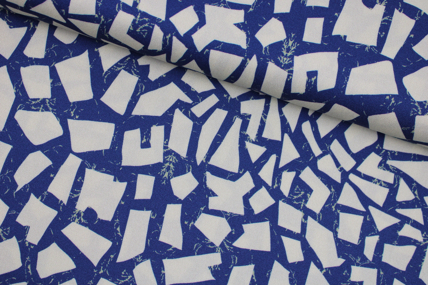 Viskosestoff mit abstraktem Muster in blau/ecru von Light & Lush quer