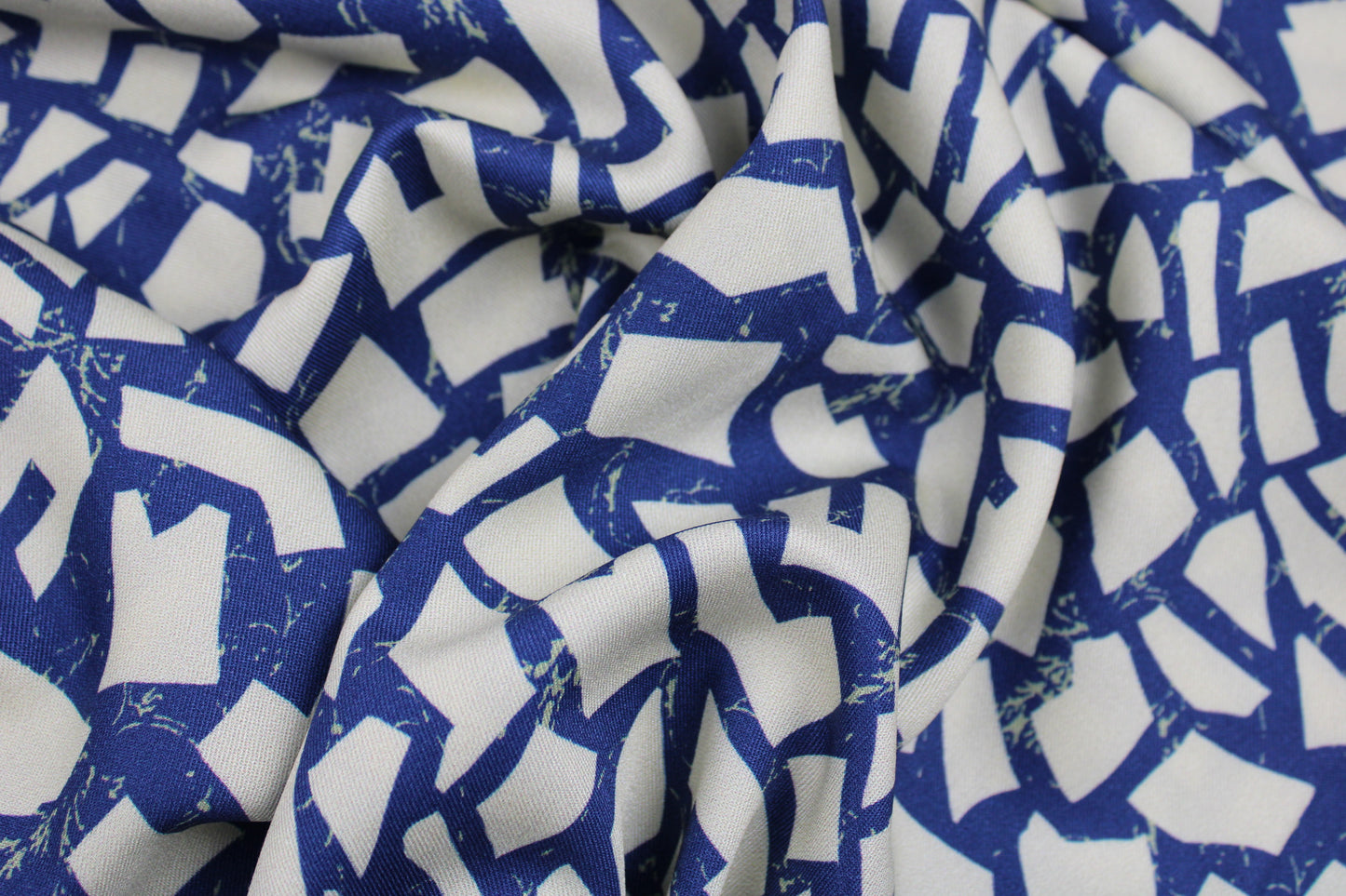 Viskosestoff mit abstraktem Muster in blau/ecru von Light & Lush gedreht