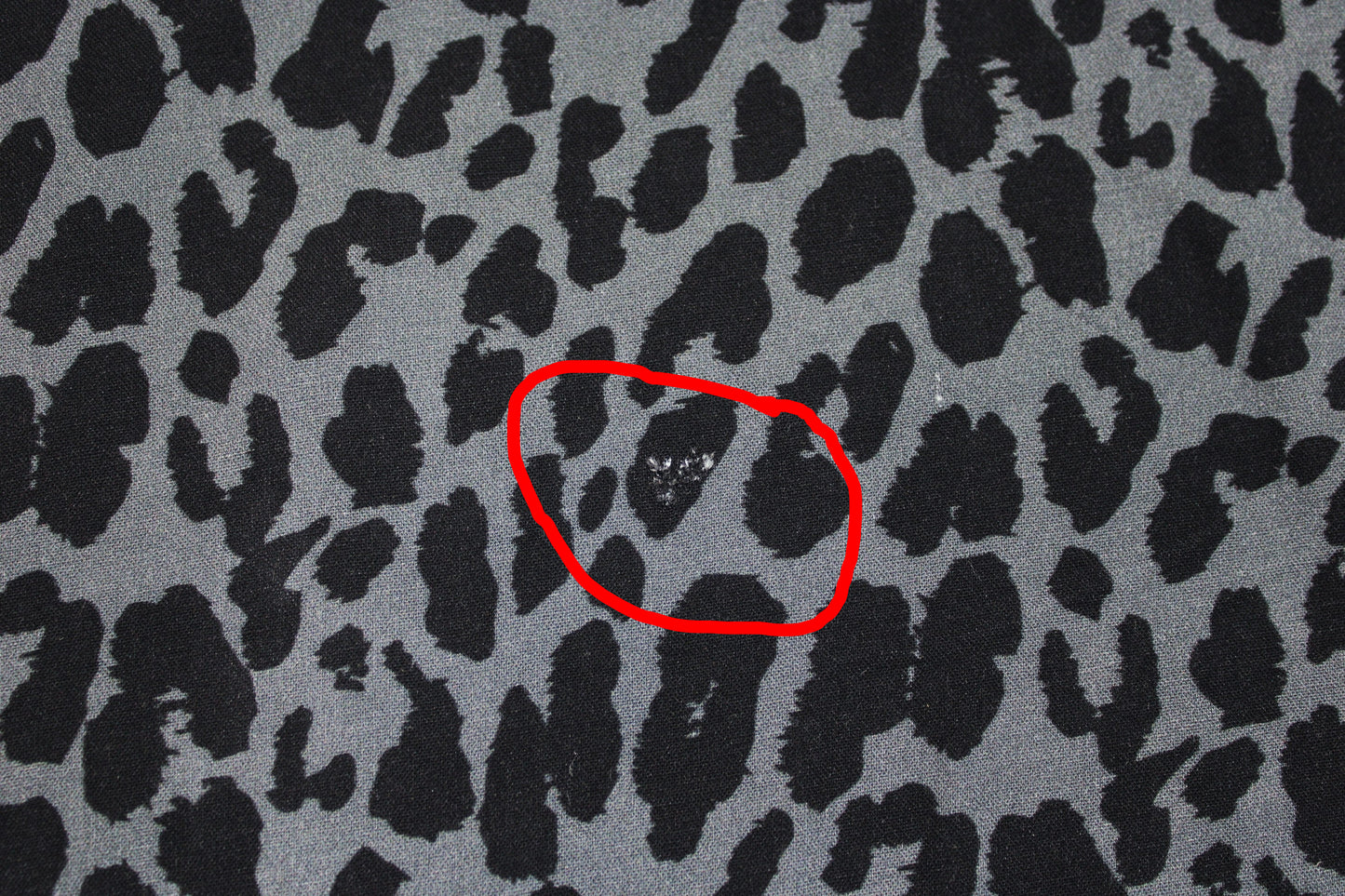 Viskosestoff Pauline mit Leoprint in Anthrazitund Schwarz B-Ware