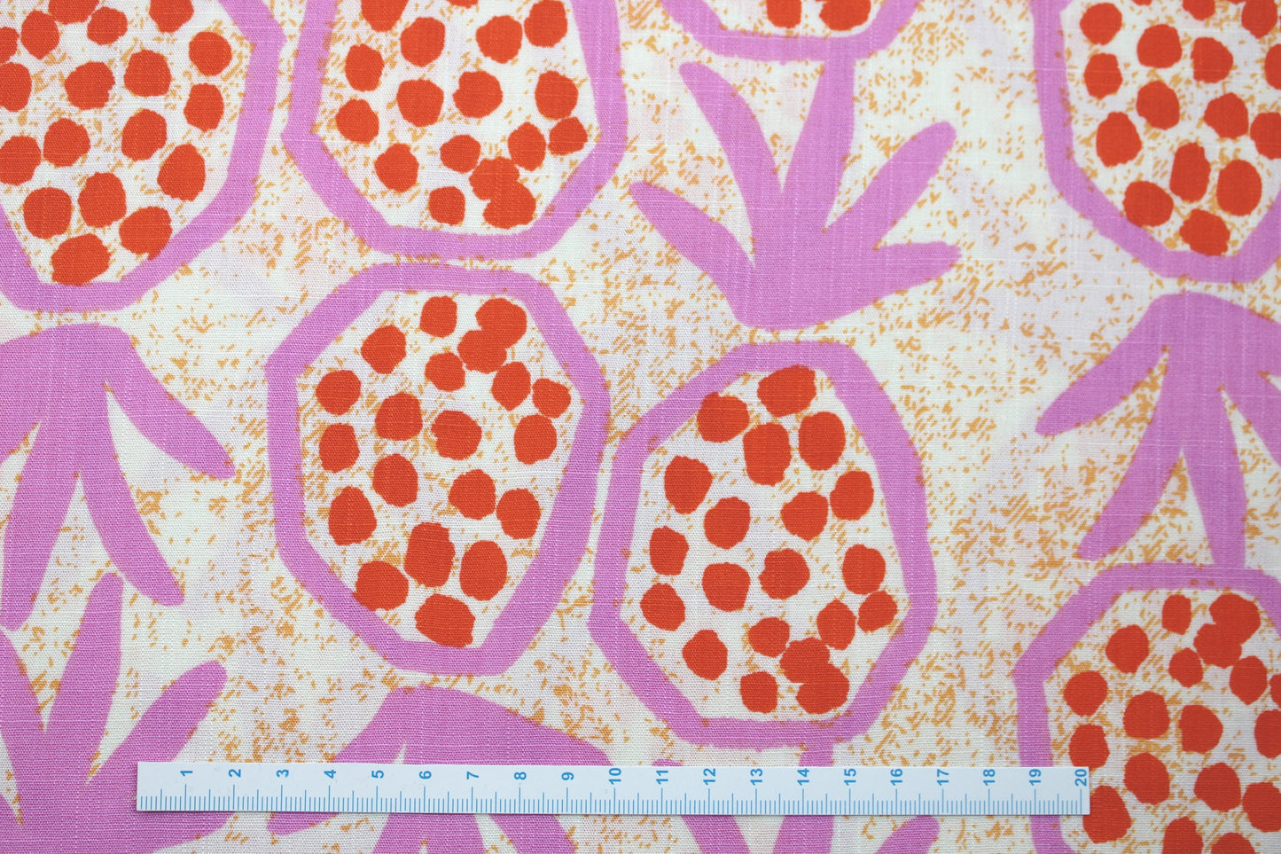 Viskosestoff in Leinenoptik mit Ananas Maßstab