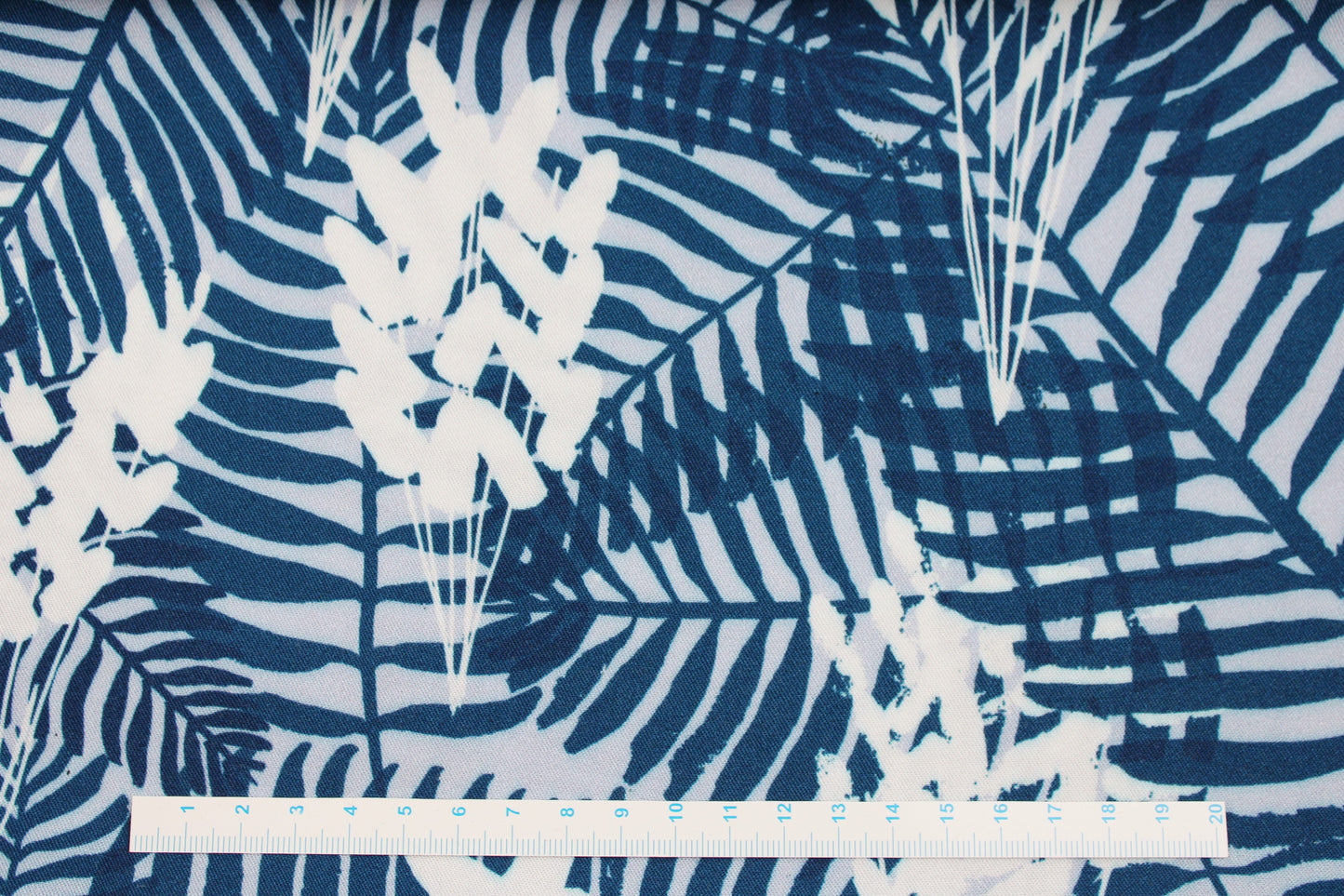 Leichter Viskosestoff Garden mit blauen Farnblättern Maßstab