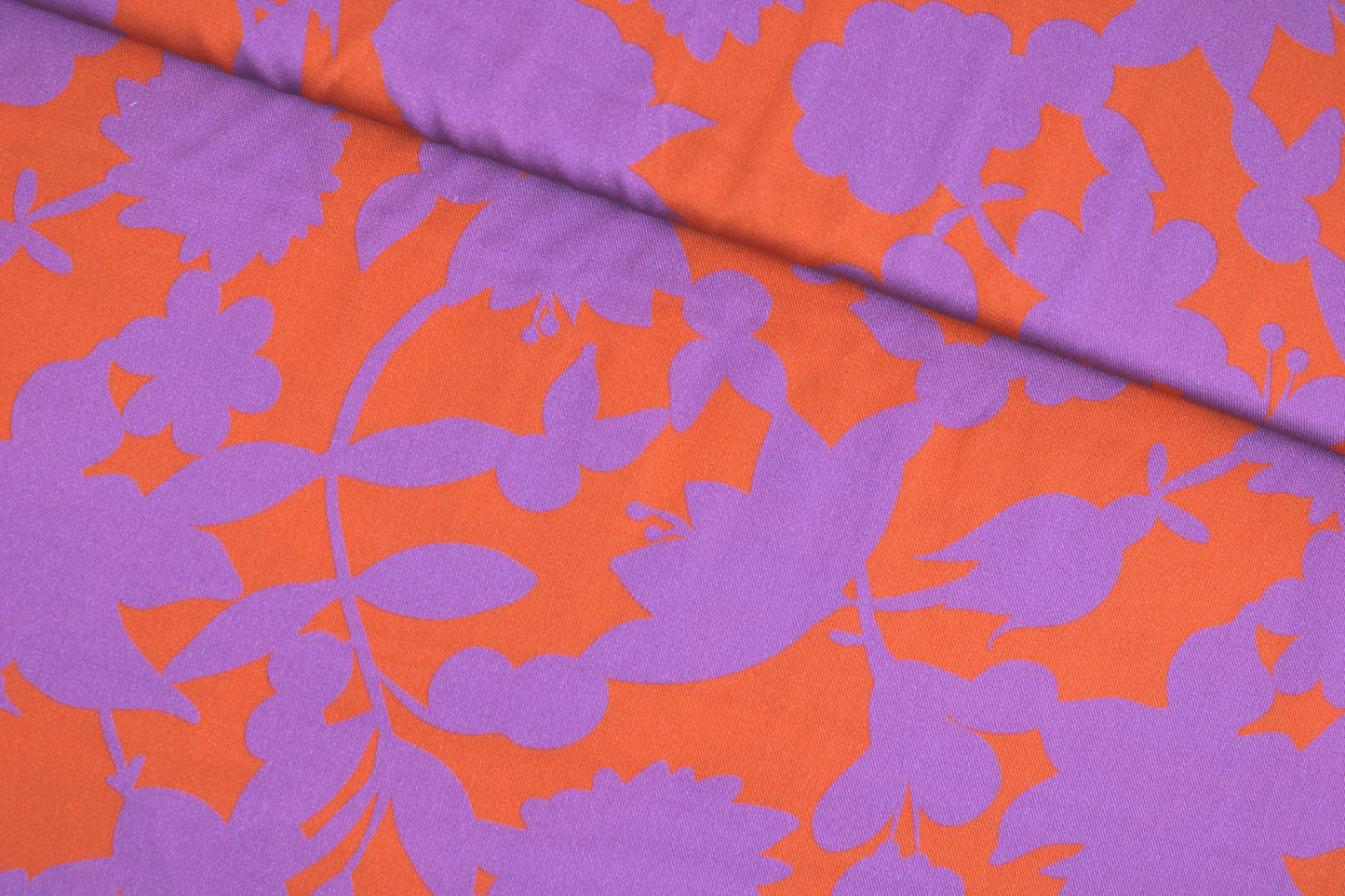 Viskosestoff Happy Flowers mit Blumen in Orange und Flieder quer