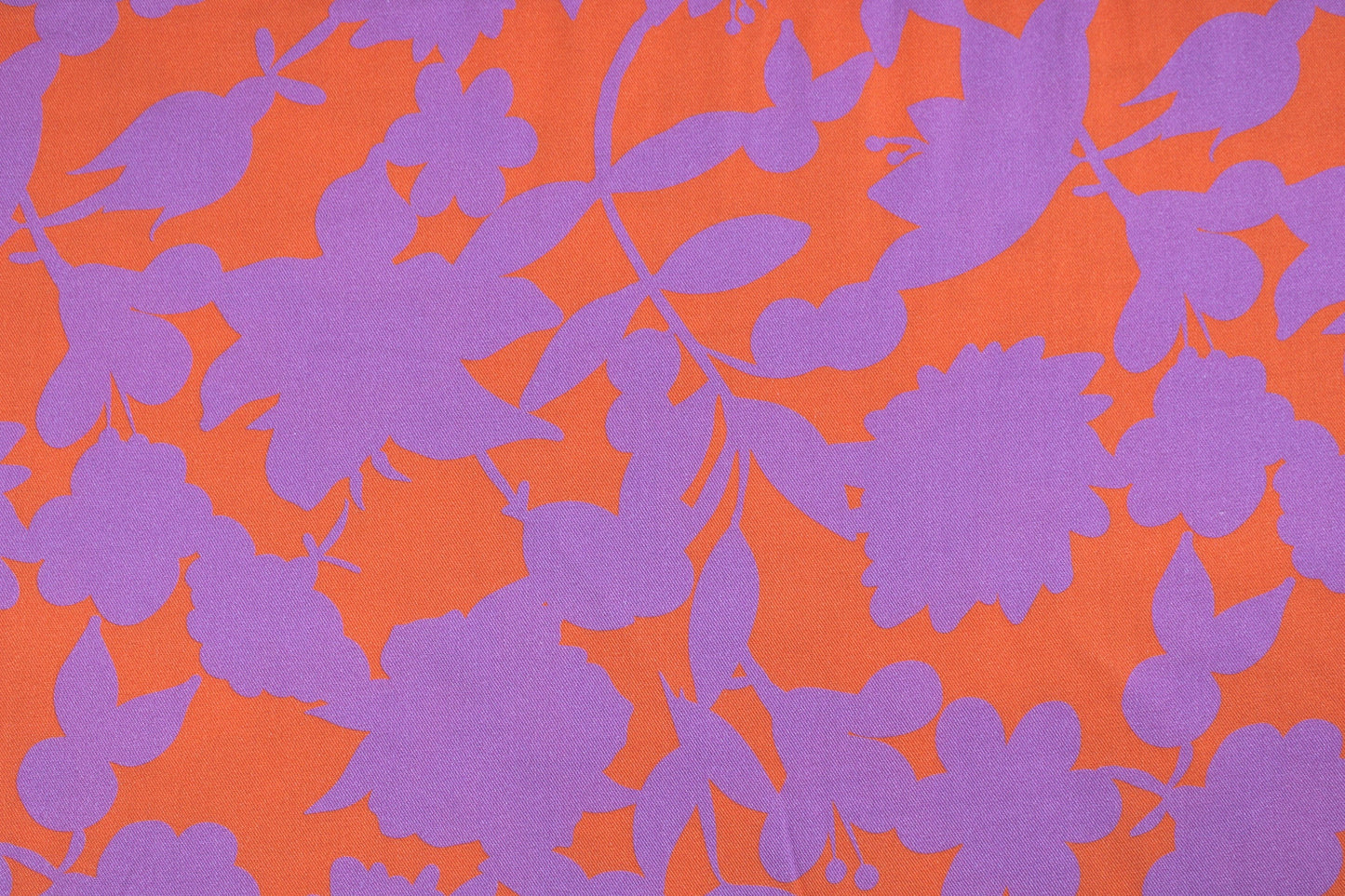 Viskosestoff Happy Flowers mit Blumen in Orange und Flieder Detailbild
