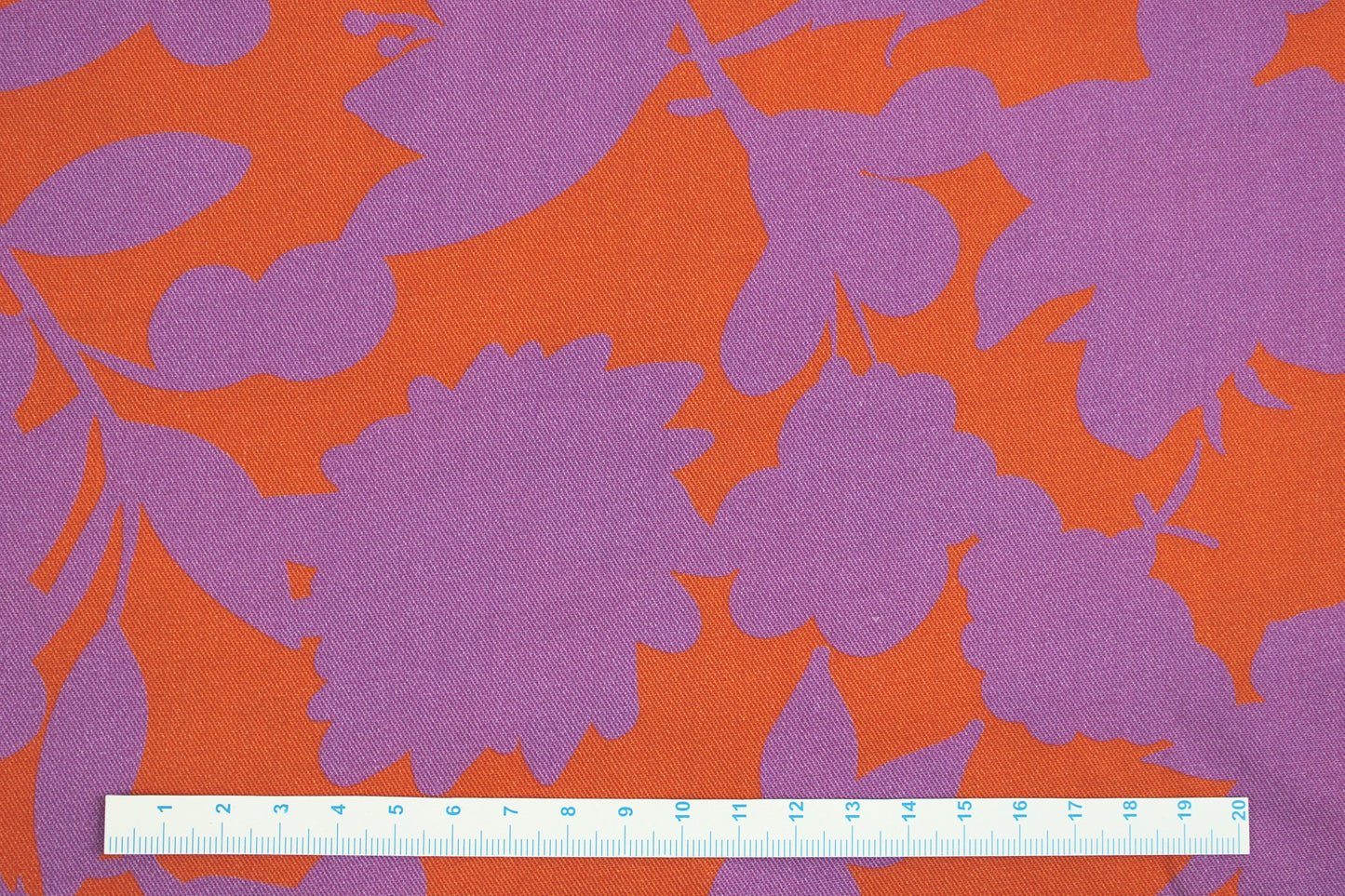 Viskosestoff Happy Flowers mit Blumen in Orange und Flieder Maßstab