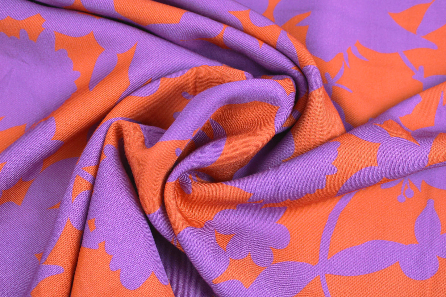 Viskosestoff Happy Flowers mit Blumen in Orange und Flieder gedreht