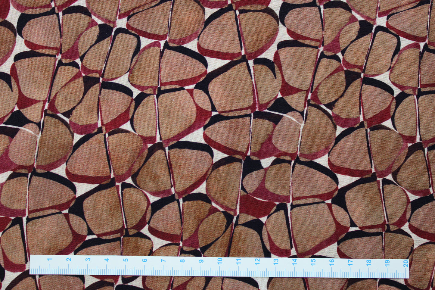 Viskosestoff mit leichtem Stretchanteil in Herbstfarben Maßstab