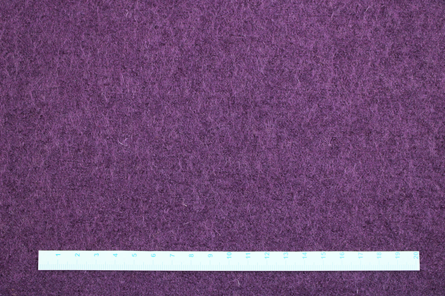 Wollwalk Naomi HW23/24 dunkellila Maßstab