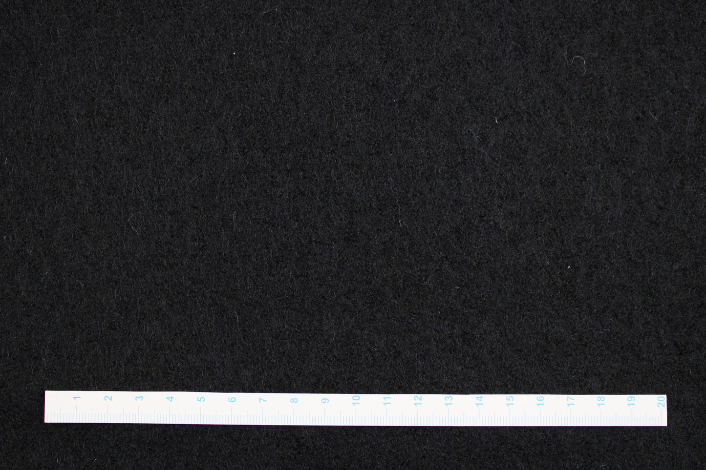 Wollwalk Naomi uni schwarz Maßstab