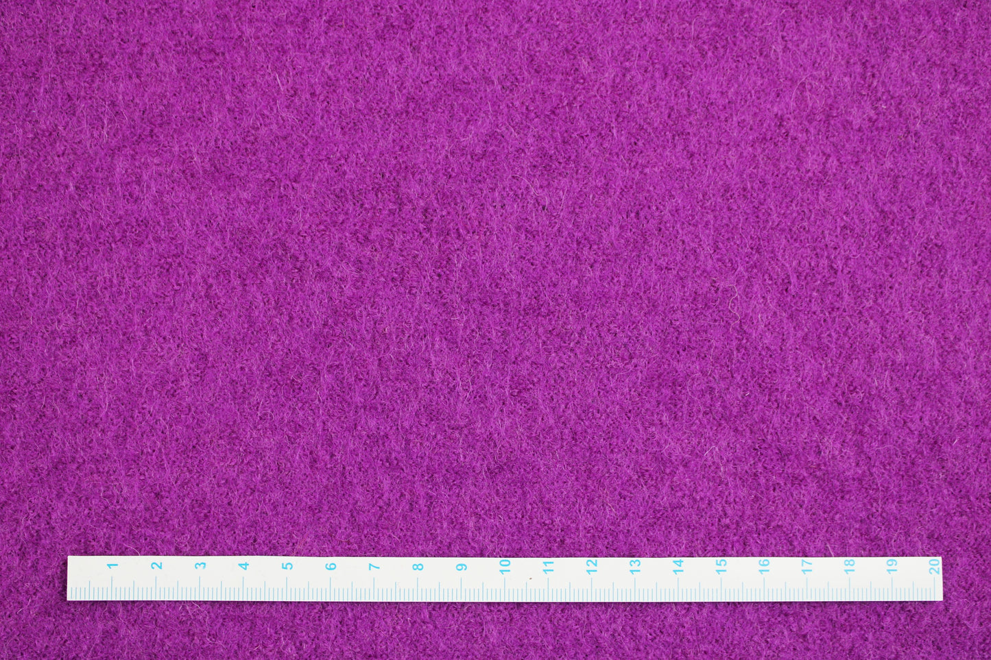 Wollwalk Naomi HW23/24 violett Maßstab