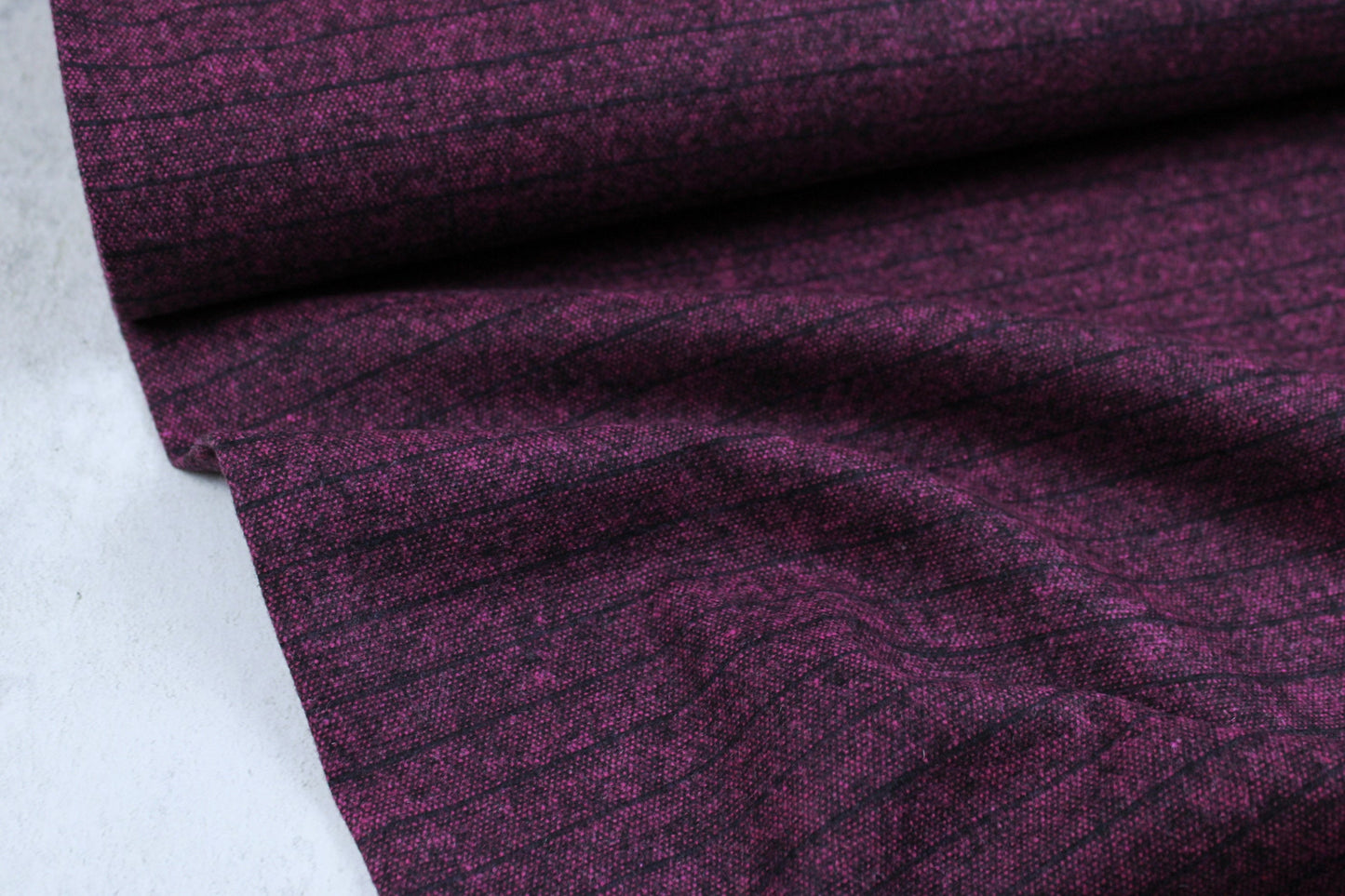 Wollgemisch mit Linien in Fuchsia Ballenansicht