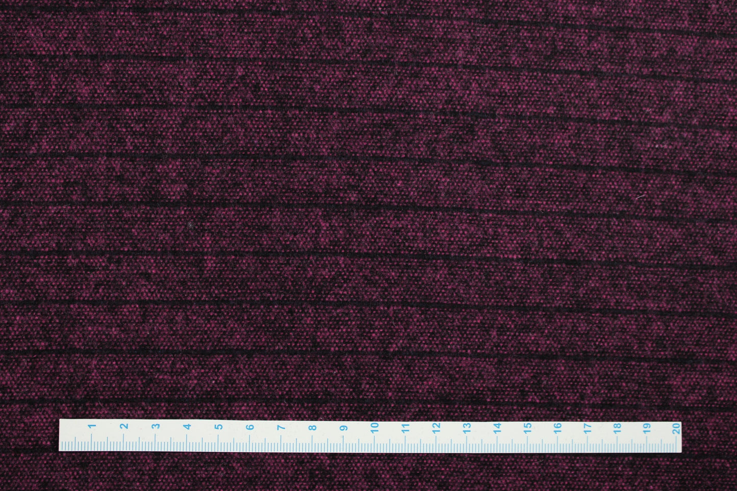Wollgemisch mit Linien in Fuchsia Maßstab