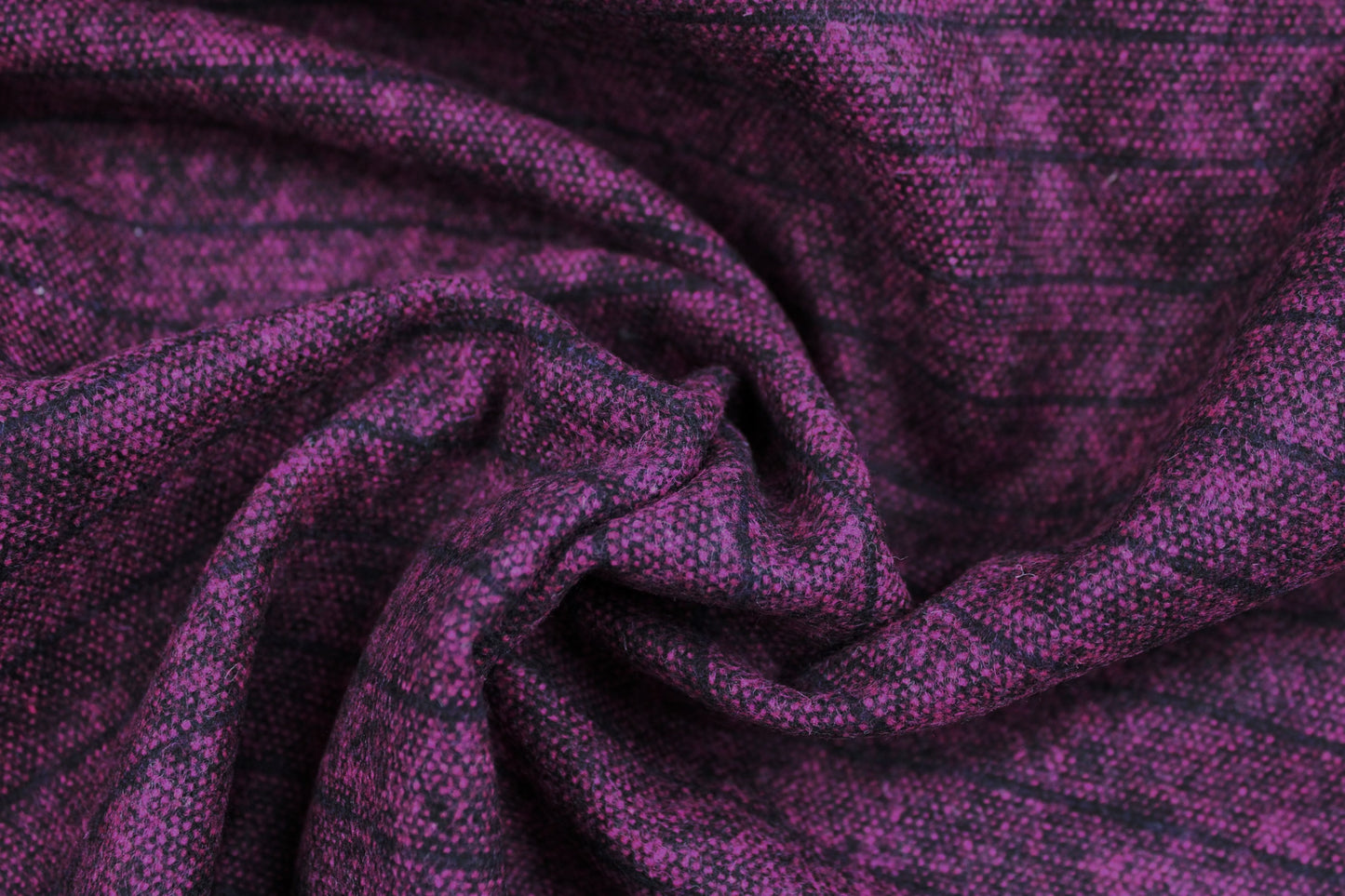 Wollgemisch mit Linien in Fuchsia gedreht