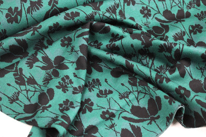 Grüner Jacquardjersey Wildflowers mit schwarzen Blumen