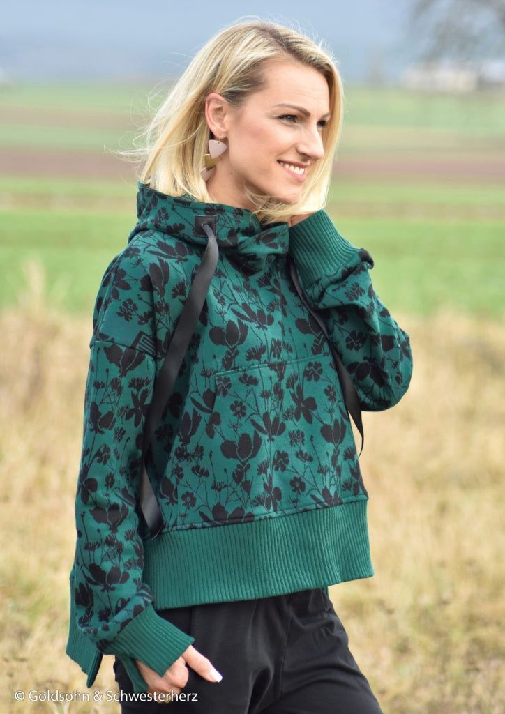 Grüner Jacquardjersey Wildflowers mit schwarzen Blumen als Hoodie vernäht
