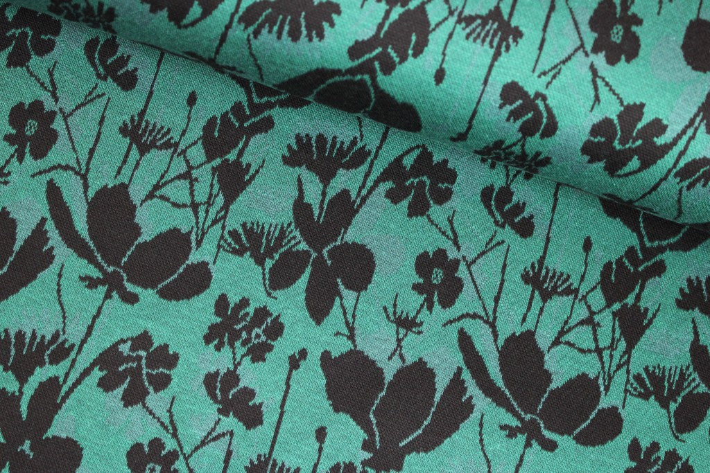 Grüner Jacquardjersey Wildflowers mit schwarzen Blumen quer