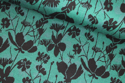 Grüner Jacquardjersey Wildflowers mit schwarzen Blumen quer