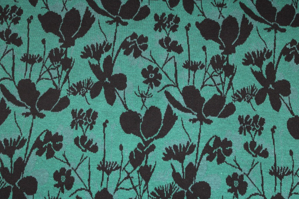 Grüner Jacquardjersey Wildflowers mit schwarzen Blumen Detailbild