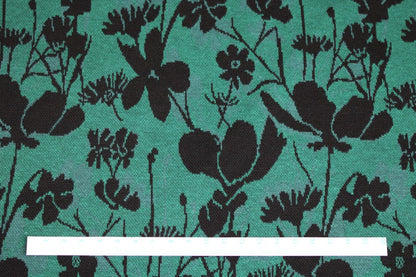 Grüner Jacquardjersey Wildflowers mit schwarzen Blumen Maßstab
