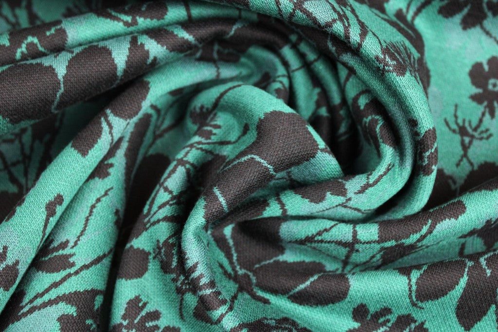 Grüner Jacquardjersey Wildflowers mit schwarzen Blumen gedreht