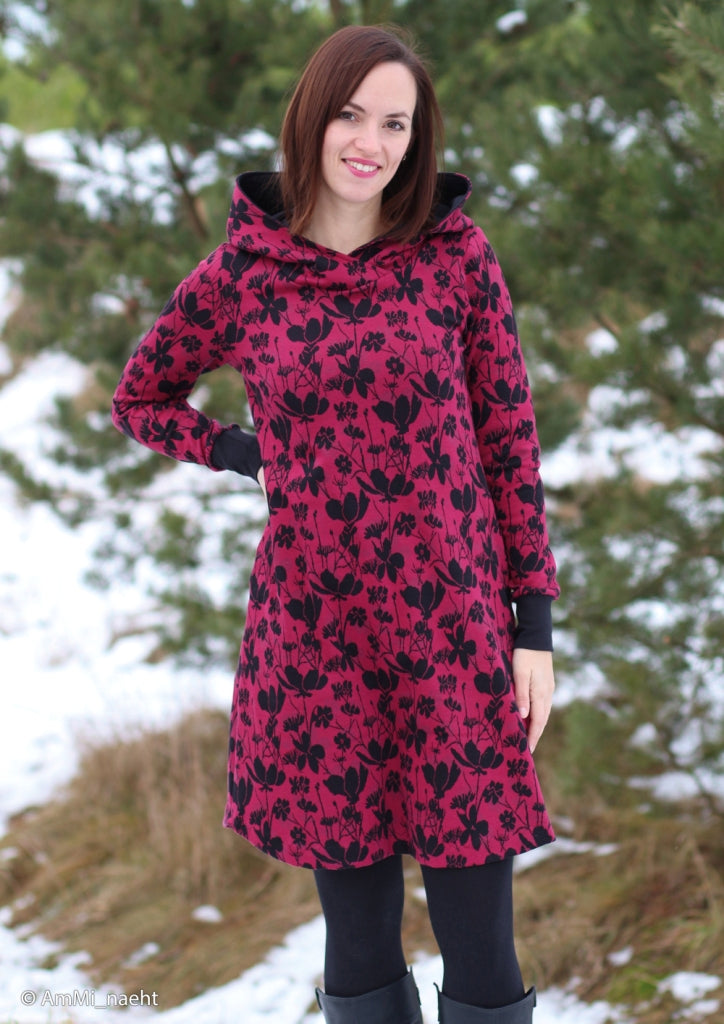 Beere farbener Jacquardjerseystoff Wildflowers mit schwarzen Blumen als Hoodiekleid vernäht