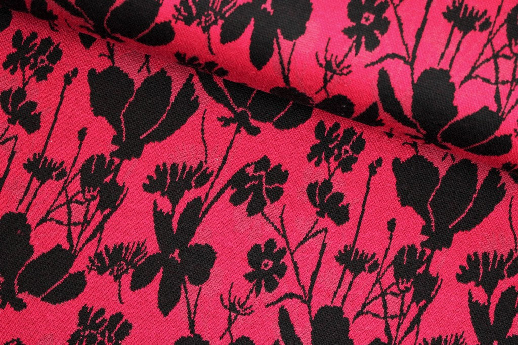 Beere farbener Jacquardjerseystoff Wildflowers mit schwarzen Blumen quer