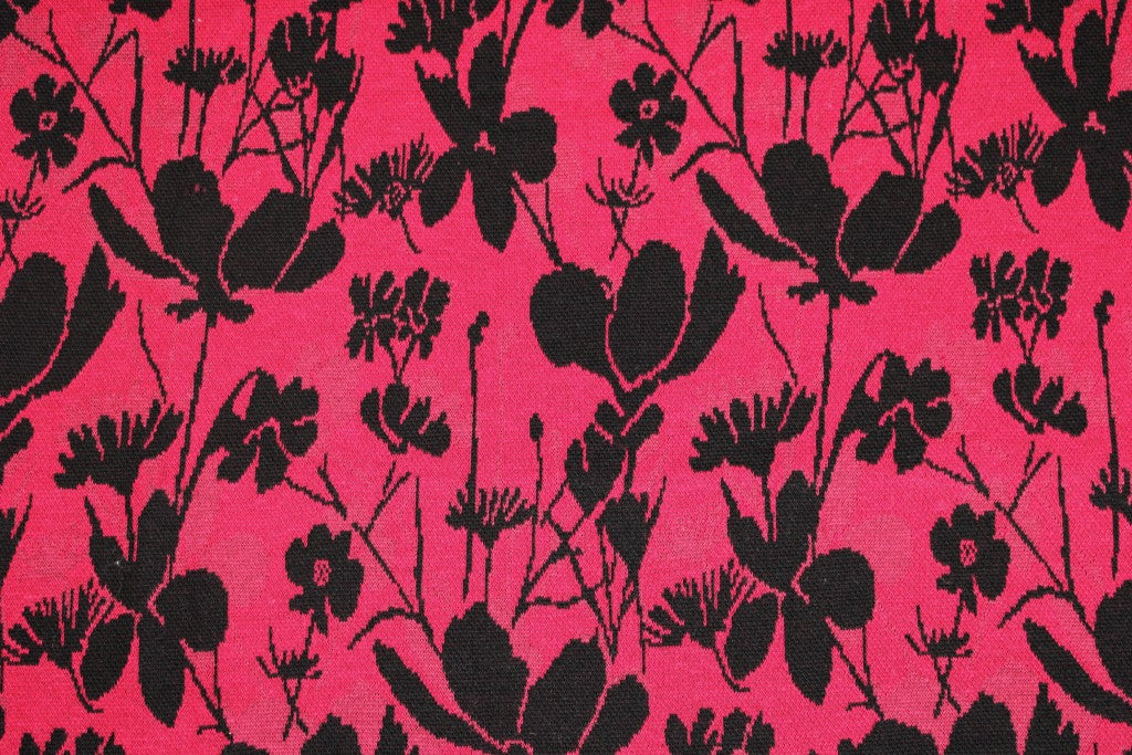 Beere farbener Jacquardjerseystoff Wildflowers mit schwarzen Blumen Detailbild